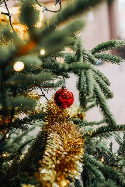 Kırmızı ve altın takılarla Noel ağacı süslemeleri. Yeni yıl kutlaması konsepti. Boşluğu kopyala.