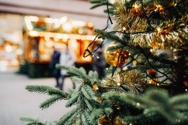 Kırmızı ve altın takılarla Noel ağacı süslemeleri. Yeni yıl kutlaması konsepti. Boşluğu kopyala.