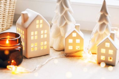 Seramik ev dekorasyonu, mum ve şenlik ortamının tadını çıkarın..