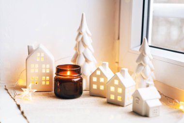 Seramik ev dekorasyonu, mum ve şenlik ortamının tadını çıkarın..