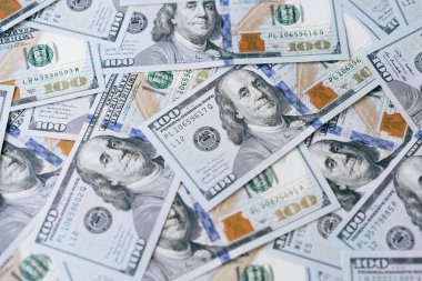 Zenginliği, finansmanı, ekonomik refahı ve yatırımı sembolize eden 100 ABD banknotunun toplanması. Tasarruf, ticaret ve müreffeh ticaret faaliyetleriyle ilgili para birimi ve kavramların mükemmel bir tasviri.