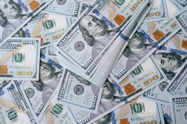 Zenginliği, finansmanı, ekonomik refahı ve yatırımı sembolize eden 100 ABD banknotunun toplanması. Tasarruf, ticaret ve müreffeh ticaret faaliyetleriyle ilgili para birimi ve kavramların mükemmel bir tasviri.