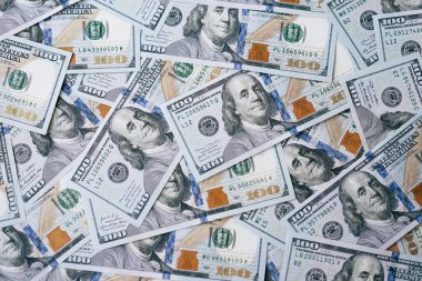 Zenginliği, finansmanı, ekonomik refahı ve yatırımı sembolize eden 100 ABD banknotunun toplanması. Tasarruf, ticaret ve müreffeh ticaret faaliyetleriyle ilgili para birimi ve kavramların mükemmel bir tasviri.