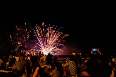 Geceleri renkli havai fişekler - duvar kağıtları ve arka planlar için harika