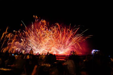 Geceleri renkli havai fişekler - duvar kağıtları ve arka planlar için harika