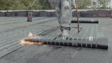 Sanayi dairesi su yalıtımı sistemi, profesyoneller tarafından yangın ocağı ile kurulmuş.