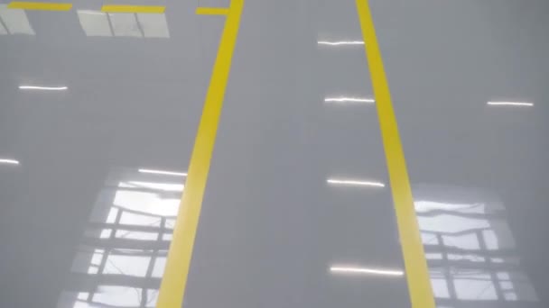 Nuovo Pavimento Epossidico Con Marcature Colorate Officina Automobilistica — Video Stock