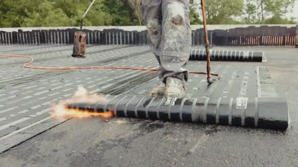 平顶上的工人座架 用烟花燃烧器焊接的沥青膜制成的蒸汽屏障 — 图库视频影像