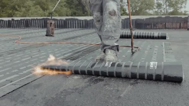 Industrial Flat Roofing Waterproofing System Installed Professionals Fire Burner — Vídeo de Stock