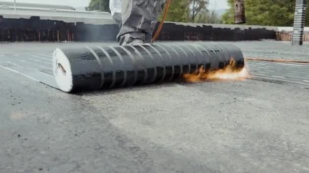 工业平顶防水系统 由专业人员用燃烧器安装 — 图库视频影像