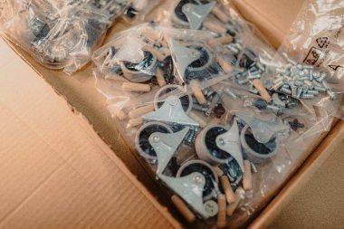 Mobilya montajı için cıvatalar, mobilya tekerlekleri ve aksesuarlar