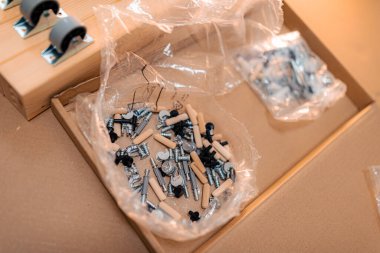 Mobilya montajı için cıvatalar, mobilya tekerlekleri ve aksesuarlar