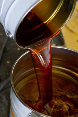 Kimyasal bileşik dikkatlice karıştırılıp epoksi reçineyle kullanılmaya hazırlanıyor.. 