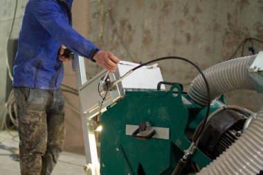 Elmas disklerle donatılmış endüstriyel bir makine beton zemini pürüzsüz ve hatta yeni kaplamalar için yüzeyi hazırlamak için kullanılır..