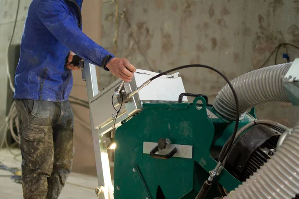 Elmas disklerle donatılmış endüstriyel bir makine beton zemini pürüzsüz ve hatta yeni kaplamalar için yüzeyi hazırlamak için kullanılır..