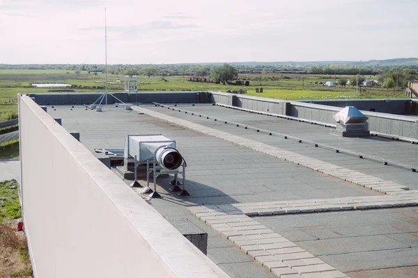 Taras Walkable Dachu Hali Przemysłowej Pokryty Jest Materiałem Hydroizolacyjnym Chroniącym Zdjęcie Stockowe