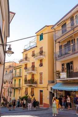 Manarola 'nın bu güzel ve renkli evleriyle bu dar cadde, turistler tarafından sıklıkla ziyaret ediliyor..