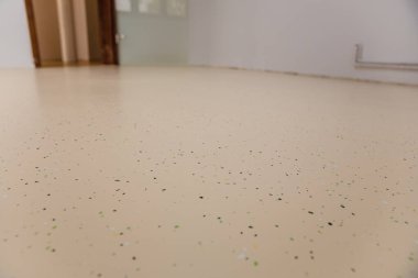 Yukarıdan aşağıya bakıldığında yeni epoksi reçine döşemenin çarpıcı tasarımı ve dayanıklılığı görülüyor. Ticari ve endüstriyel alanlardaki yüksek trafik bölgeleri için mükemmel.