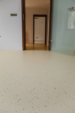 Antibakteriyel epoksi döşeme çözeltisi, temizlik odası ortamları için mükemmel. Kusursuz ve dayanıklı, hijyene karşı yüksek performanslı bir çözüm sağlıyor..