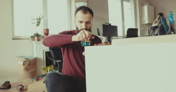 Talentat Handyman Clădire Mobilier Casă Pentru Economisi Costuri — Videoclip de stoc