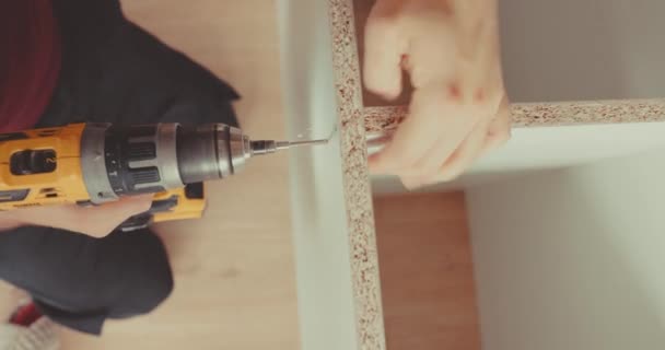 거실에 코드없는 드라이버와 나사에 사용하여 가구를 짓는다 — 비디오