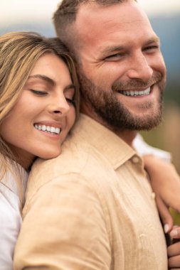 Çift sıcak, sevgi dolu bir kucaklaşmayla ayakta duruyor, yüzleri mutluluk ve sevinçle parıldıyor. Birbirlerini tutuş şekillerinde aşikârdır. Saf mutluluk anında kaybolurlar.