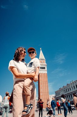 Venedik 'teki St. Mark Meydanı' nda dikilen bir anne ve çocuğunun iç açıcı sahnesi.