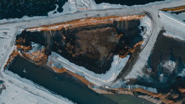 Suyla çevrili bir kazı alanının kış manzarası