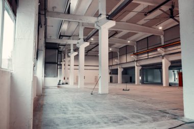 Geniş Endüstri Deposu. Isı ve havalandırma için modern tesisleri var.. 