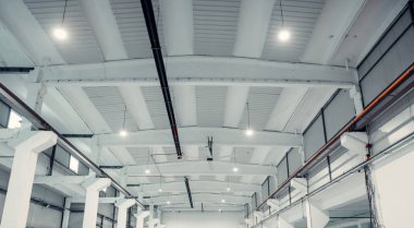 Beyaz bir modern fabrikanın tavanı ve içi. 