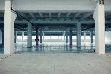 Endüstriyel ortam, pencereli boş depo.