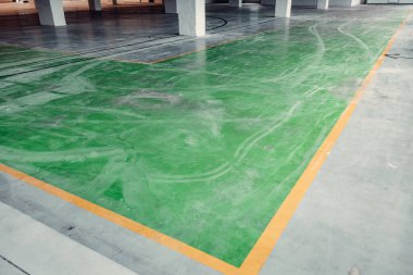 Eski zemini yenilenmesi gereken bir deponun içi. 