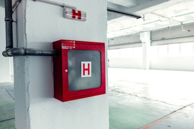 Endüstriyel bir binada yangın söndürme kabini ve acil durum için hazırlanıyor. 