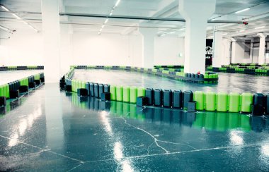 Go Kart 'ın içinde yeşil ve siyah renkli tamponlarla oynayın.