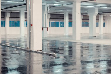 Siyah epoksi reçineli endüstriyel bir binanın içi.