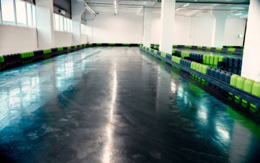 Go Kart 'ın içinde yeşil ve siyah renkli tamponlarla oynayın.