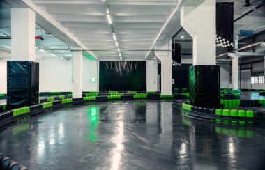 Sadece tamponları olan, boş bir Karting mekanında.