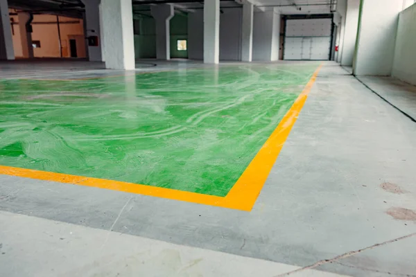 Eski zemini yenilenmesi gereken bir deponun içi. 