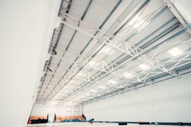 Metal çatı yapısı yapım aşamasında olan boş bir depo.