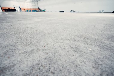 Pürüzsüz beton zemin endüstriyel bir depoda inşaat projesi için hazırlanıyor.