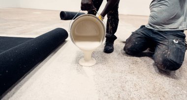 İnşaat işçileri iç inşaat işlemi sırasında beton çamuru bir malayla dengeleyecekler.