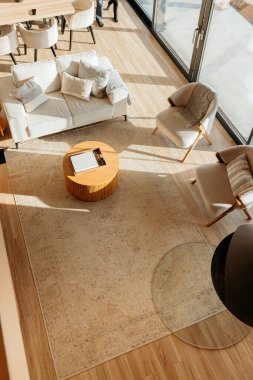 Günışığı, ahşap zemini olan modern bir kamaranın penceresinden süzülüyor.