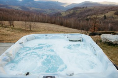 Güzel bir dağ manzarasına bakan buharlı jakuzi rahatlatıcı bir kaçış için mükemmel.