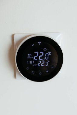 Modern yuvarlak termostat bir kabinin sıcaklığını kontrol ediyor