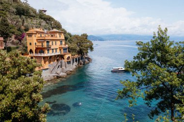 Erkekler Portofino, İtalya yakınlarındaki berrak sularda güneşli bir günün tadını çıkarırlar.