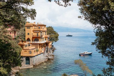 Lüks villa, Portofino sahil şeridinin çarpıcı turkuaz sularına bakan kayalık kayalıklara tünemiştir.
