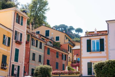 Portofino, İtalya 'daki renkli evler neşeli bir atmosfer yaratıyor.