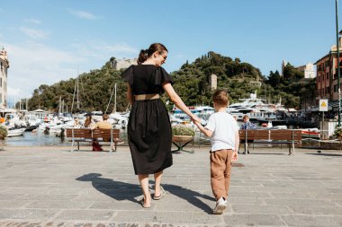 Anne ve oğlu, İtalya 'nın Portofino limanında el ele yürüdükleri yaz tatilinin tadını çıkarıyorlar.