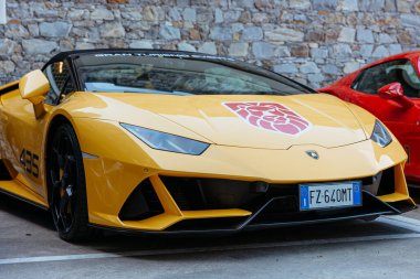 Güçlü sarı İtalyan spor arabası, Portofino 'nun lüks yaşam tarzını yansıtıyor.