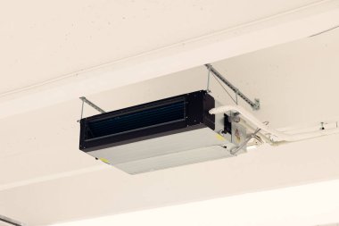 Tavana monte edilmiş kaset tipi klima endüstriyel beton tavanda asılı.
